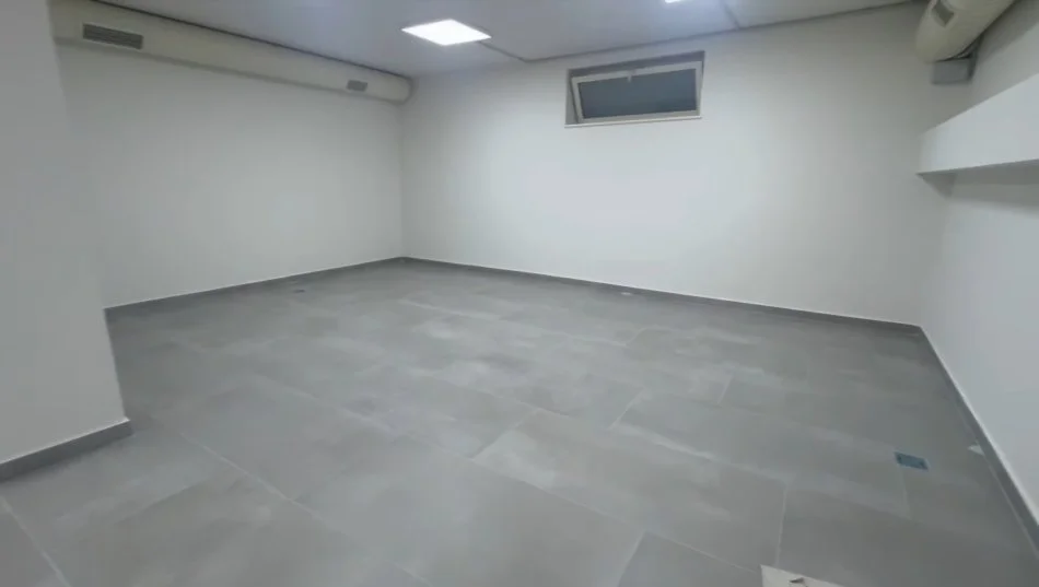 Tirane, shitet ambjent biznesi Kati -1, 130 m²