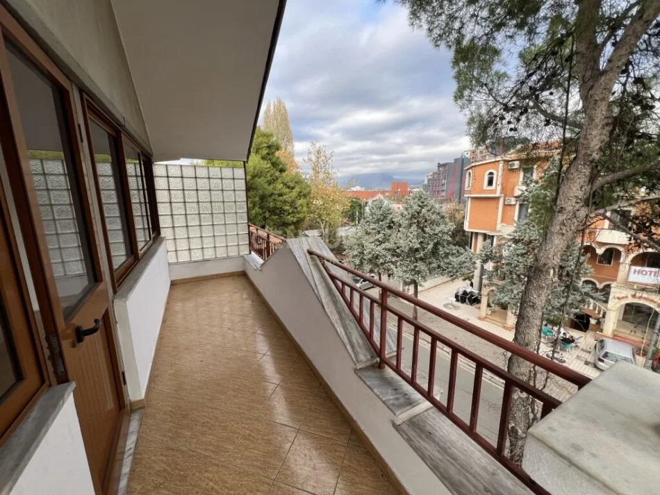 Tirane, jepet me qera ambjent biznesi Kati 3, 278 m² 2.500 € (Don Bosko)