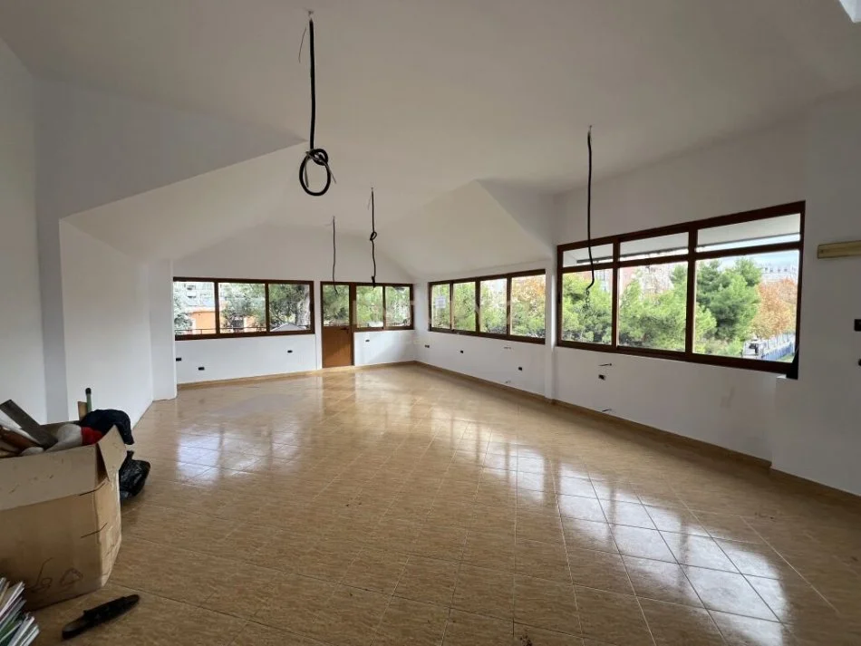 Tirane, jepet me qera ambjent biznesi Kati 3, 278 m² 2.500 € (Don Bosko)