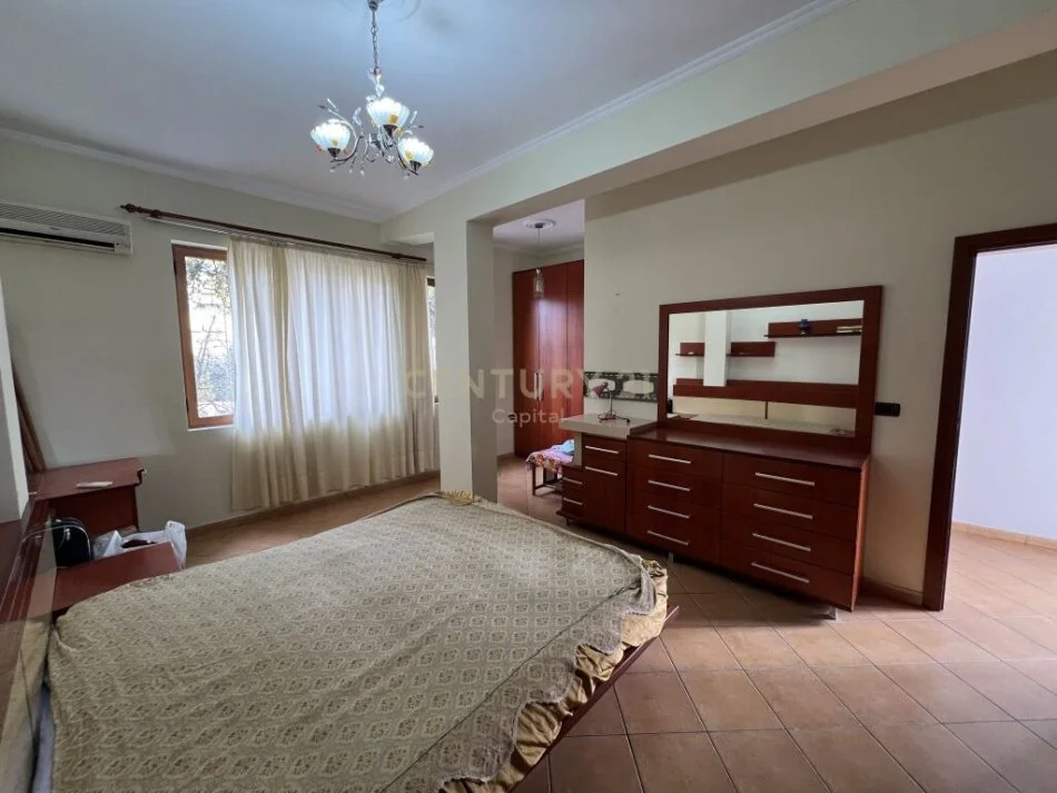 Tirane, jepet me qera ambjent biznesi Kati 3, 278 m² 2.500 € (Don Bosko)