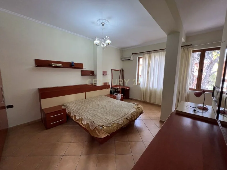 Tirane, jepet me qera ambjent biznesi Kati 3, 278 m² 2.500 € (Don Bosko)