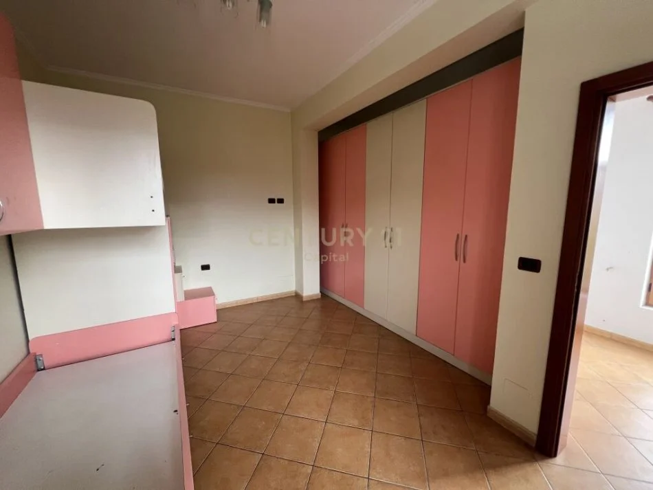 Tirane, jepet me qera ambjent biznesi Kati 3, 278 m² 2.500 € (Don Bosko)