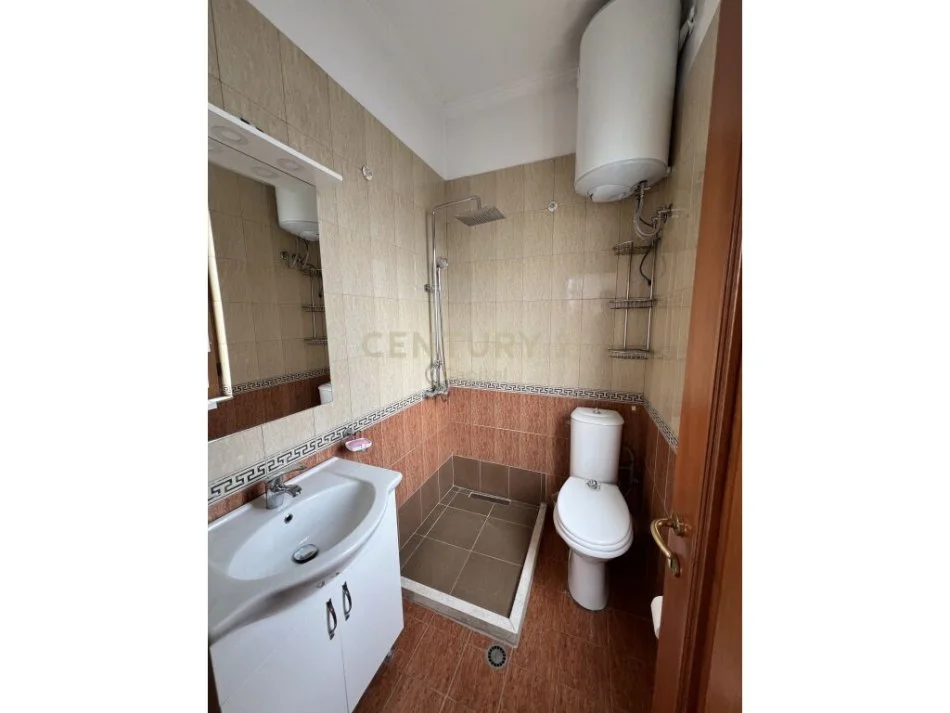 Tirane, jepet me qera ambjent biznesi Kati 3, 278 m² 2.500 € (Don Bosko)