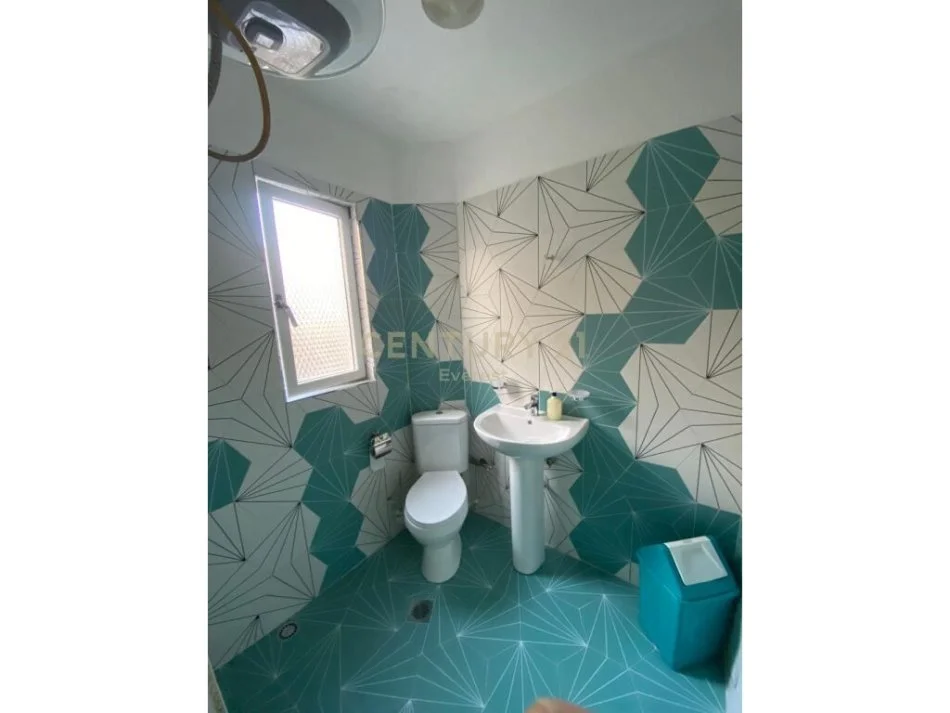 Tirane, jepet me qera ambjent biznesi Kati 2, 25 m² 350 € (Stadiumi Dinamo)