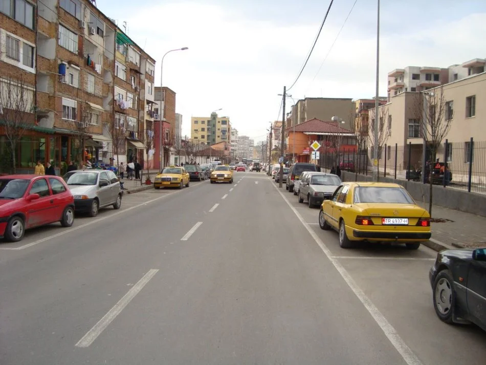 Tirane, jepet me qera apartament 3+1 Kati 4, 120 m² 450 € 