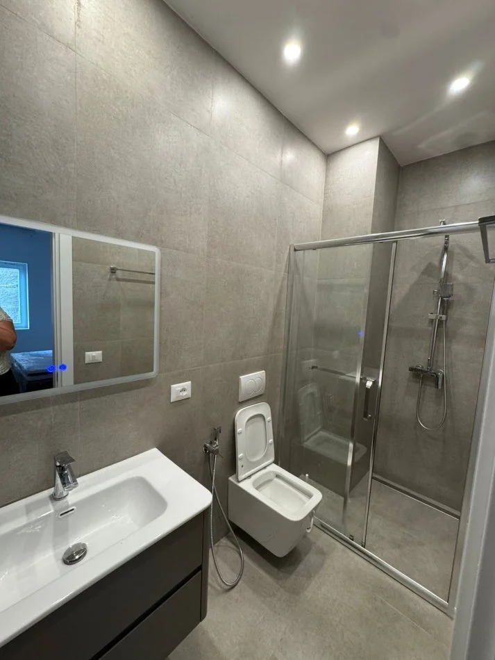 Tirane, jepet me qera apartament 1+1 Kati 4, 62 m² 700 € (Sheshi willson)