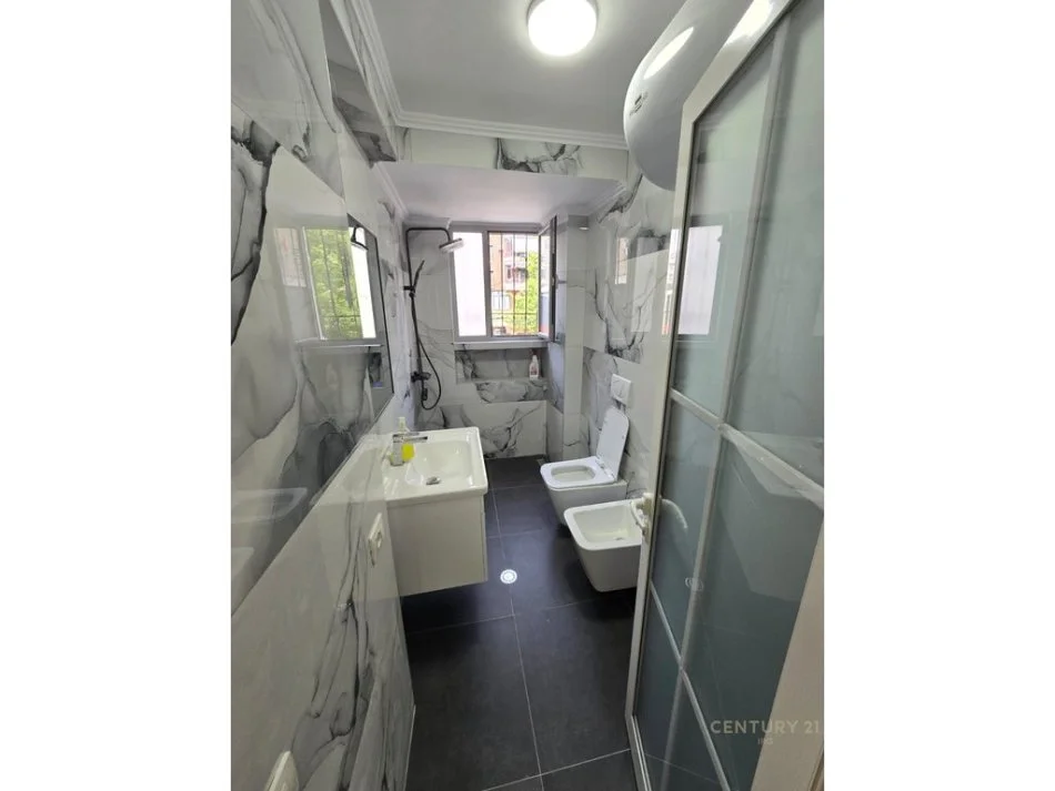 Tirane, shitet 2+1 Kati 2, 75 m² 188.000 € (rruga muhamet gjollosha)