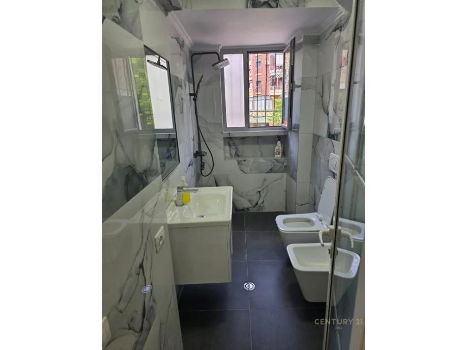 Tirane, shitet 2+1 Kati 2, 75 m² 188.000 € (rruga muhamet gjollosha)