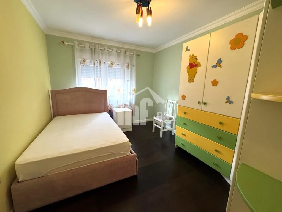 Tirane, jepet me qera apartament 2+1 Kati 3, 100 m² 800 € (PERBALLE GJYKATES SE TIRANES, PRANE UNAZES)
