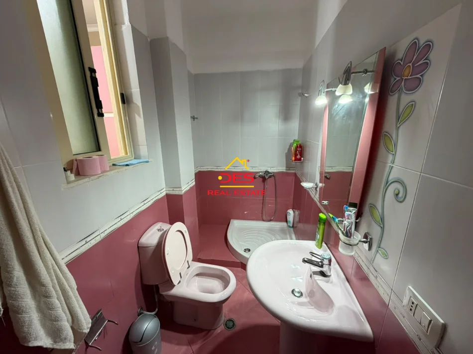 Vlore, jepet me qera apartament 2+1+Ballkon Kati 5, 110 m² 500 € (Bulevardi Vlorë Skelë)