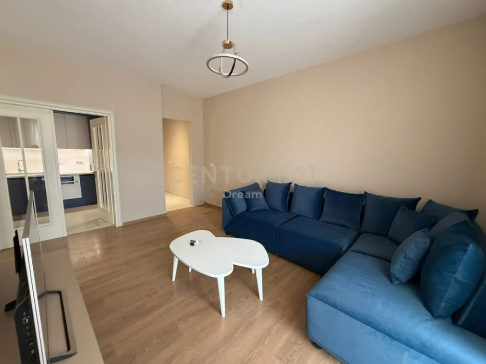 Tirane, jepet me qera apartament 2+1 Kati 4, 85 m² 700 € (liqeni i thate)