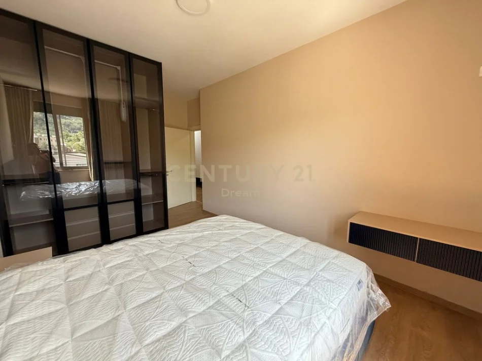 Tirane, jepet me qera apartament 2+1 Kati 4, 85 m² 700 € (liqeni i thate)