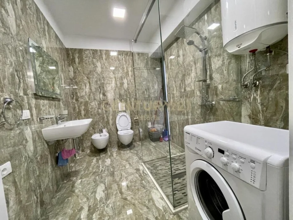 Tirane, jepet me qera apartament 3+1 Kati 2, 129 m² 1.000 € (21 dhjetori)