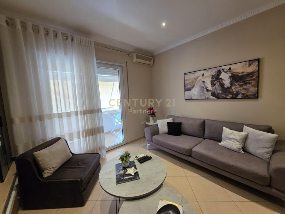 Tirane, jepet me qera apartament 1+1 Kati 4, 63 m² 600 € (rruga e kavajes,globe)