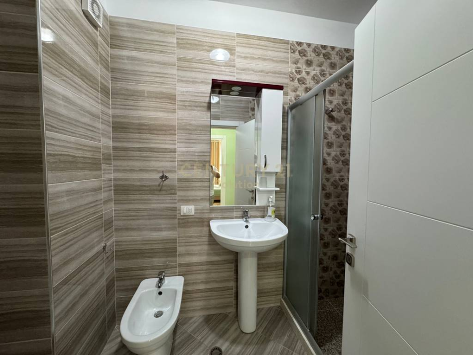 Tirane, jepet me qera apartament 1+1 Kati 3, 67 m² 700 € (Parlamenti)