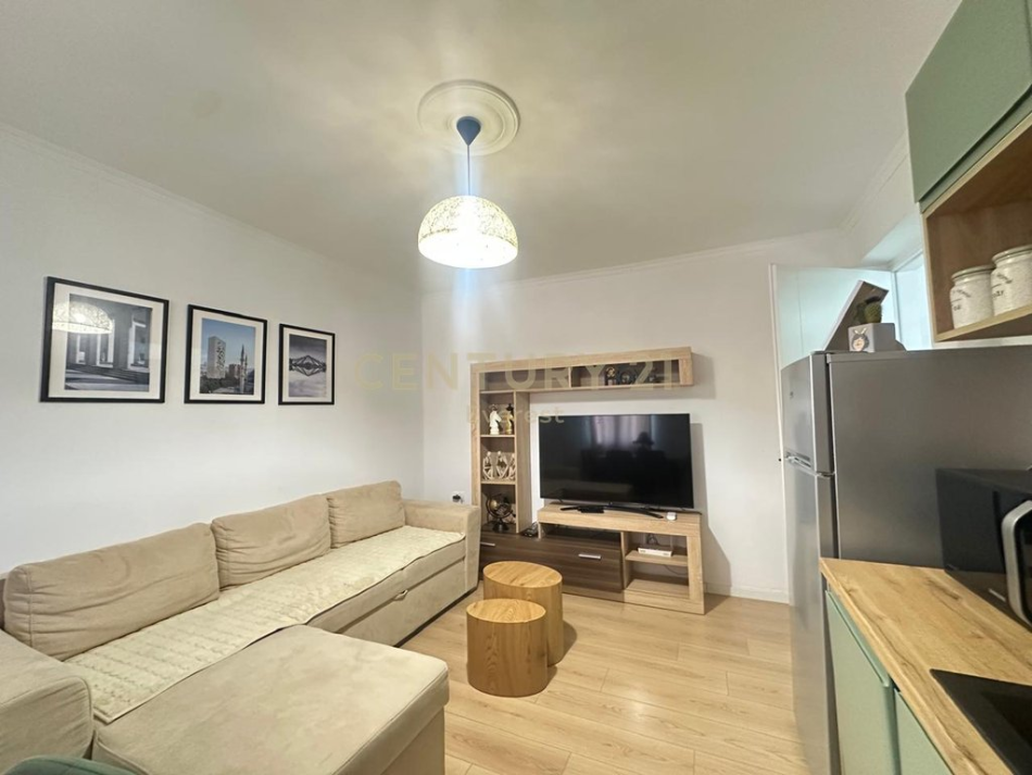 Tirane, jepet me qera apartament 1+1 Kati 4, 48 m² 650 € (pazari i ri)