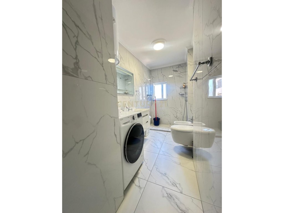 Tirane, jepet me qera apartament 1+1 Kati 4, 48 m² 650 € (pazari i ri)