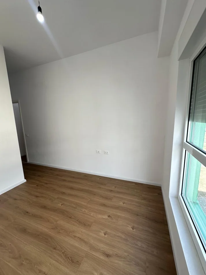Tirane, jepet me qera ambjent biznesi Kati 2, 68 m² 600 € (pazari i ri)