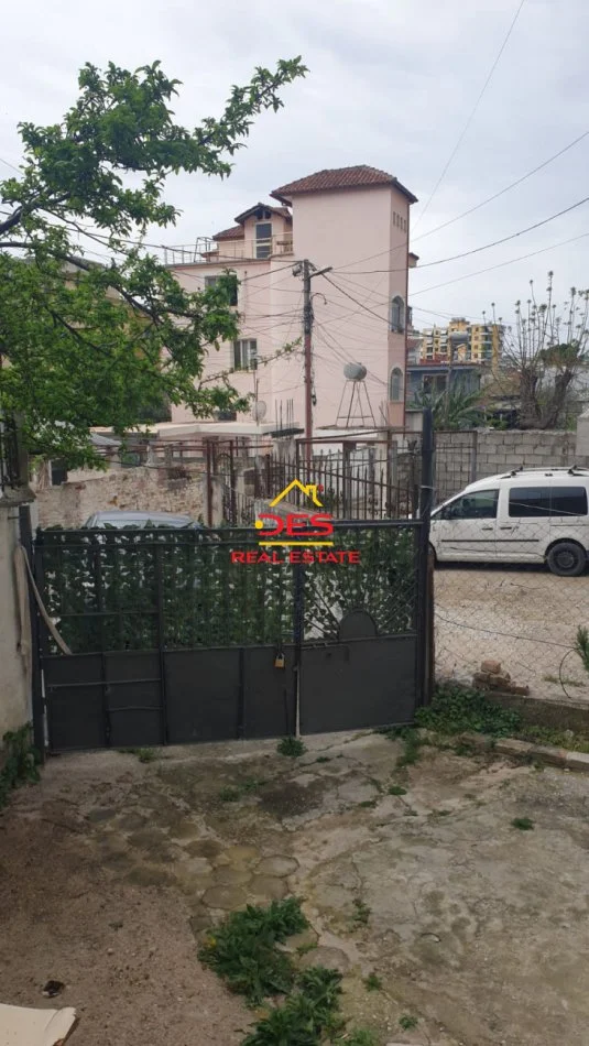 Vlore, jepet me qera shtepi 2+1+Ballkon Kati 0, 85 m² 300 € (Rruga Sadik Zotaj)
