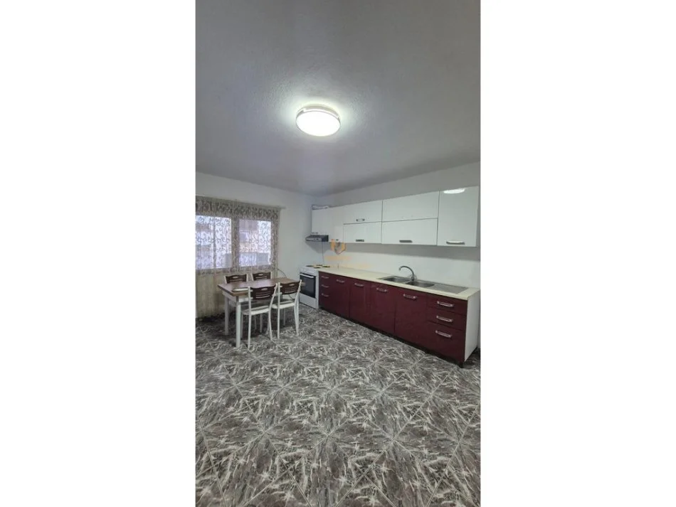 Tirane, jepet me qera apartament 2+1 Kati 4, 80 m² 550 € (rruga ymer kurti , pas postes nr 8)