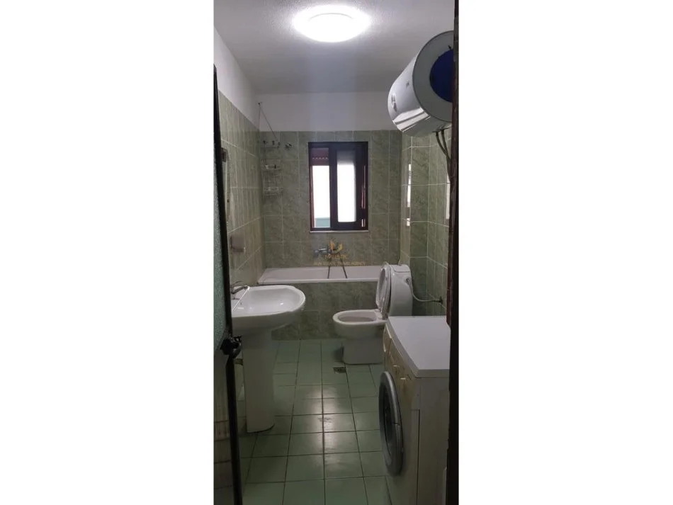 Tirane, jepet me qera apartament 2+1 Kati 4, 80 m² 550 € (rruga ymer kurti , pas postes nr 8)