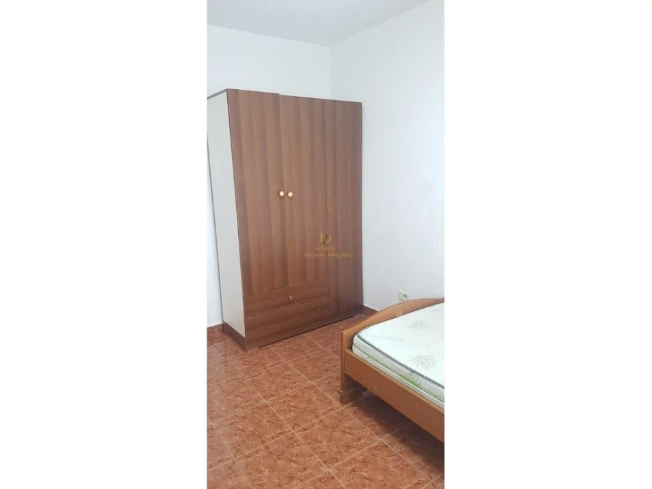 Tirane, jepet me qera apartament 2+1 Kati 4, 80 m² 550 € (rruga ymer kurti , pas postes nr 8)