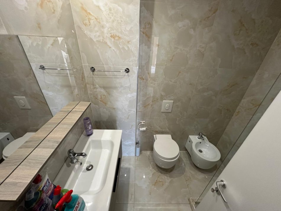 Tirane, jepet me qera apartament 2+1 Kati 4, 115 m² 870 € (Komuna Parisit)