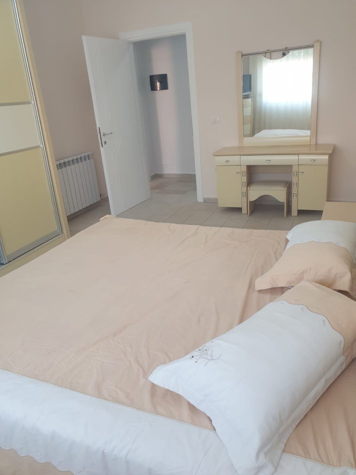 Tirane, jepet me qera apartament 2+1+Ballkon Kati 3, 115 m² 700 € (Tek Mozaiku, Rruga Muhamet Gjollesha)