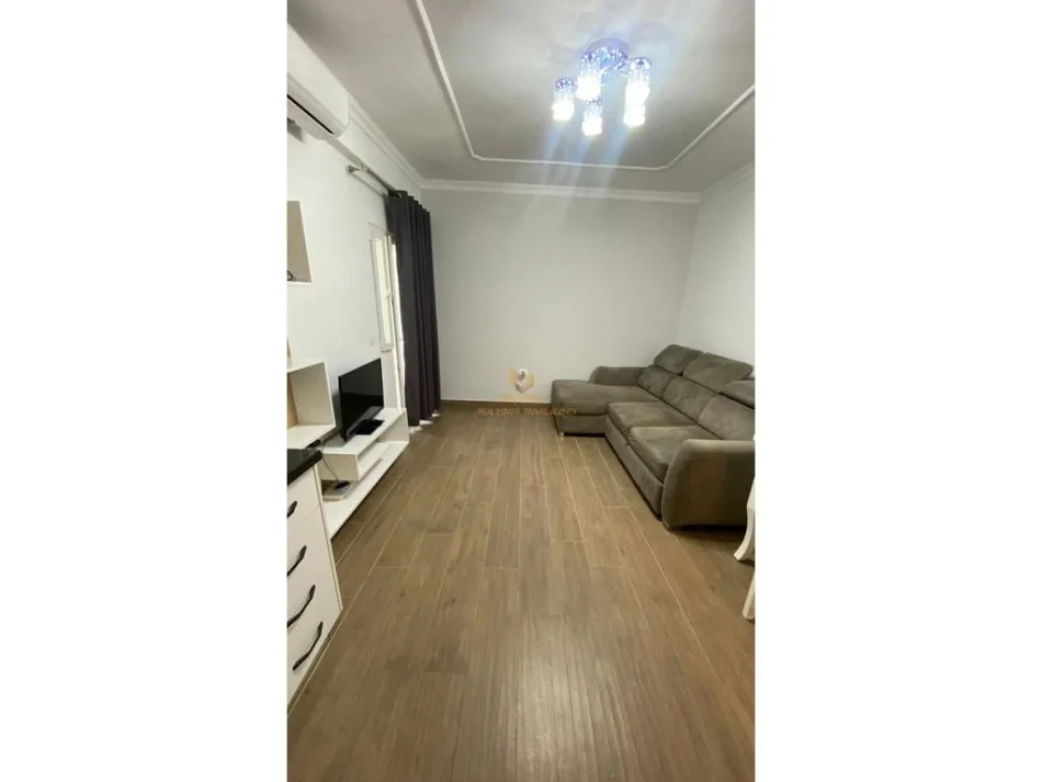 Tirane, jepet me qera apartament 1+1+Ballkon Kati 4, 65 m² 500 € (rruga gjin gjergji)