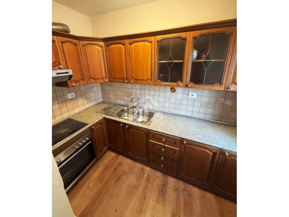 Tirane, jepet me qera apartament 2+1+Ballkon Kati 2, 74 m² 600 € (MBRAPA AMBASADES KINEZE)