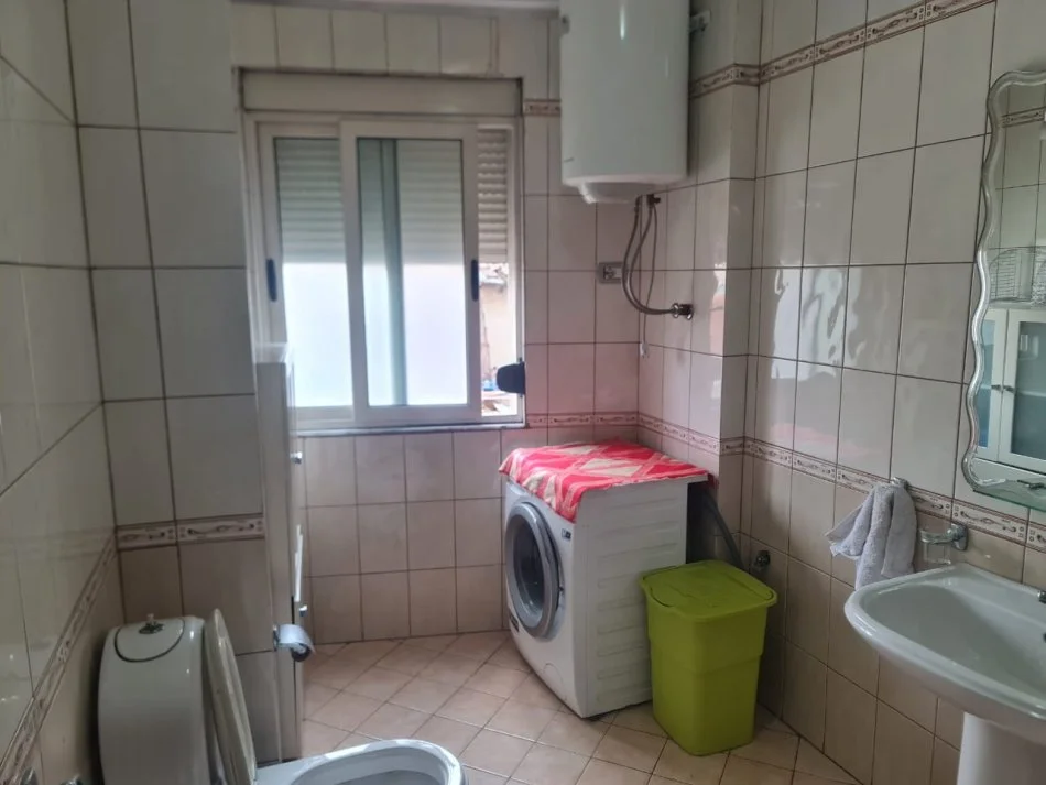 Tirane, jepet me qera apartament 1+1 Kati 2, 74 m² 680 € (Blloku i Ambasadave)
