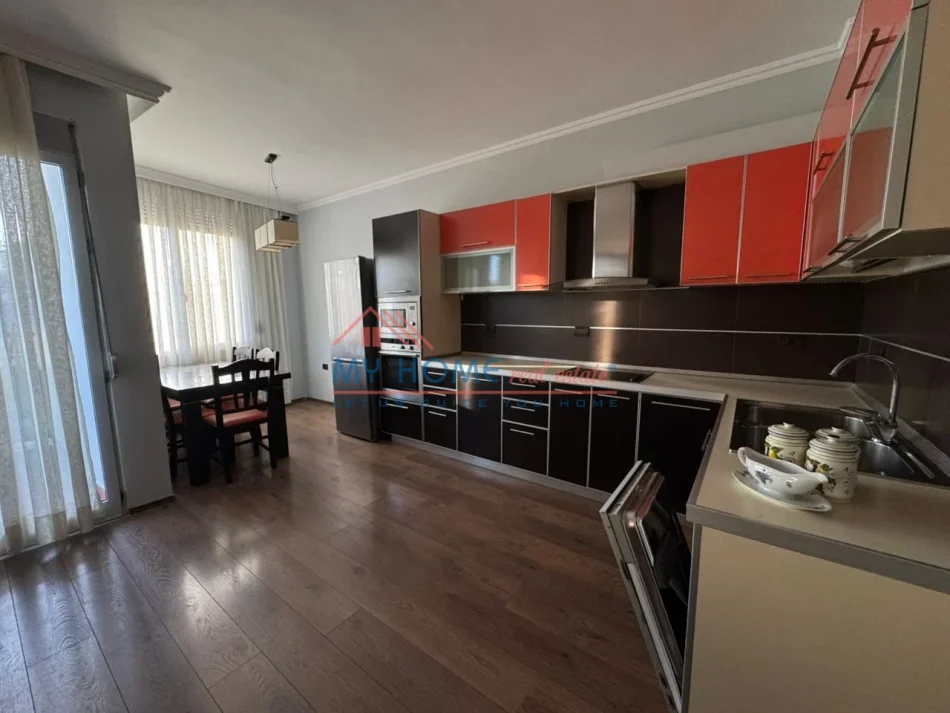 Tirane, jepet me qera apartament 2+1+Ballkon Kati 5, 100 m² 800 € (Selvia)