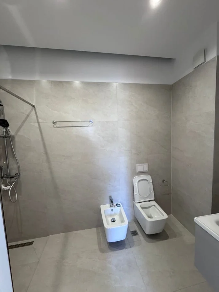 Tirane, jepet me qera zyre Kati 7, 100 m² 900 € (Komuna e Parisit prane Kika 2)