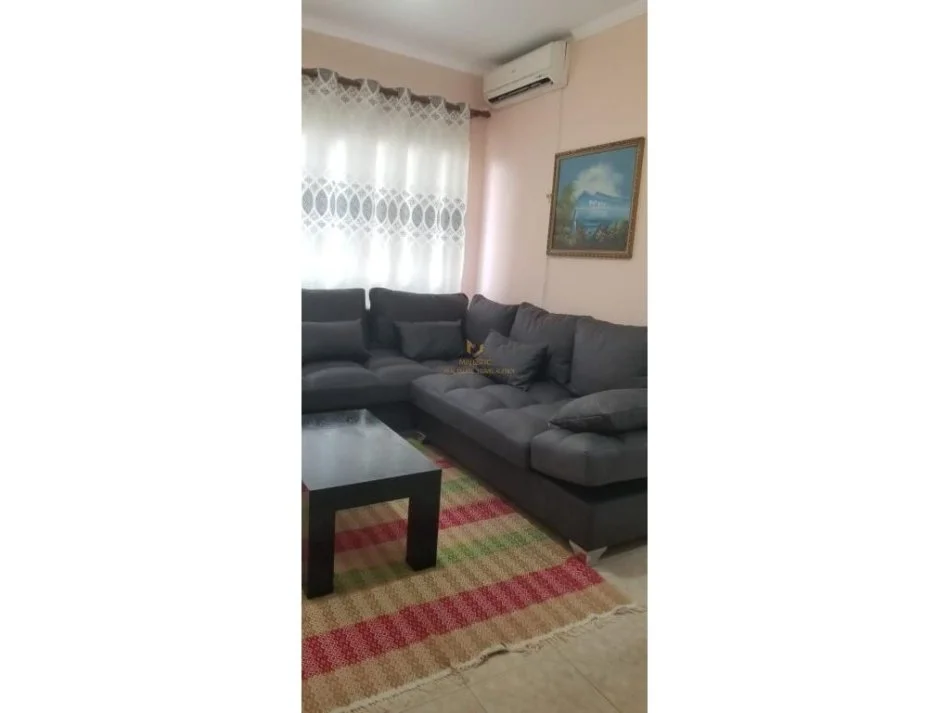 Tirane, jepet me qera apartament 1+1+Ballkon Kati 2, 50 m² 420 € (posta)