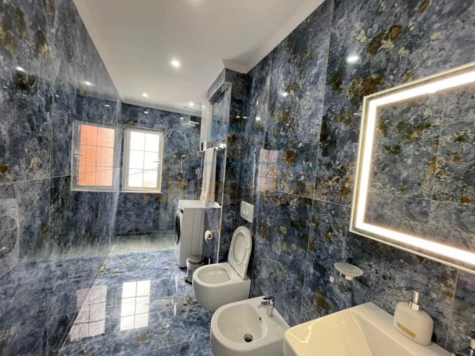 Tirane, jap me qera apartament 1+1 Kati 4, 75 m² 700 € (PETRO NINI)