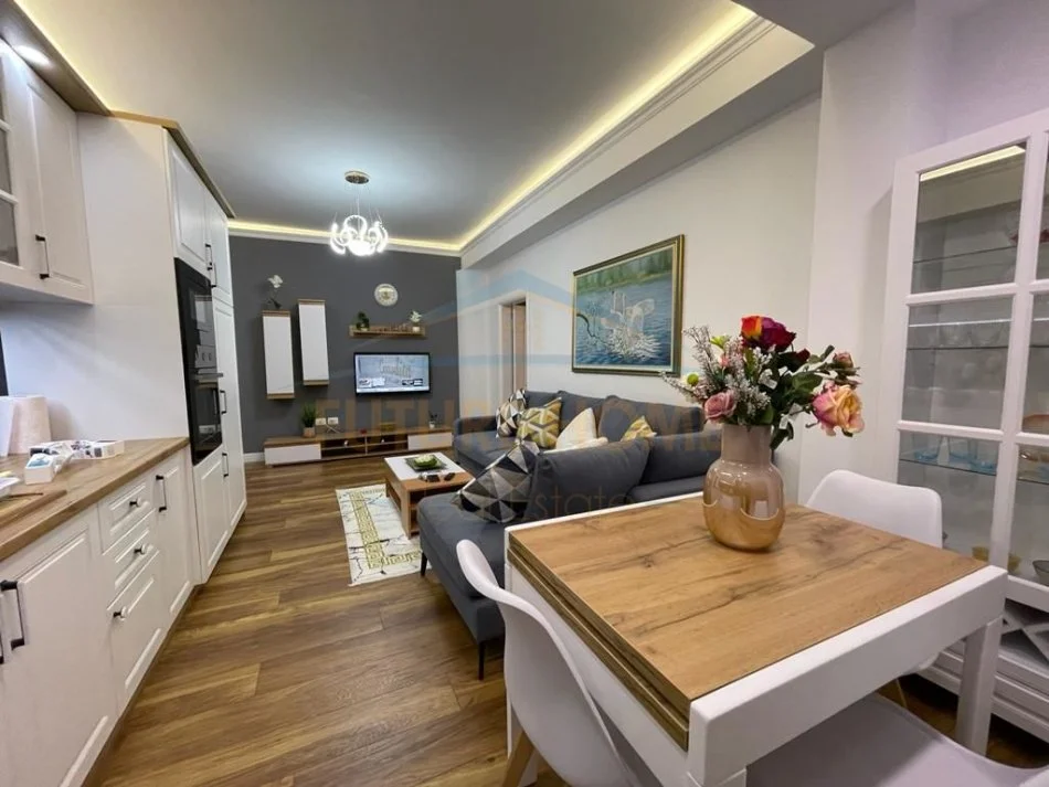 Tirane, jap me qera apartament 1+1 Kati 4, 75 m² 700 € (PETRO NINI)