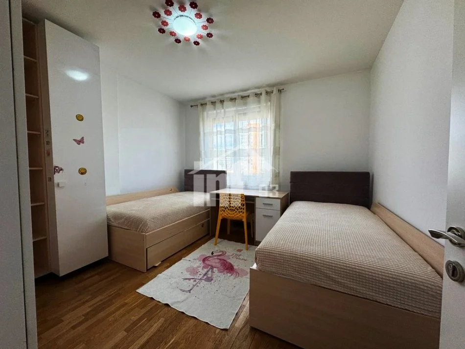 Tirane, jepet me qera apartament 2+1+Ballkon Kati 5, 120 m² 1.200 € (RRUGA “MUSTAFA MATOHITI”, MBRAPA PIRAMIDES)