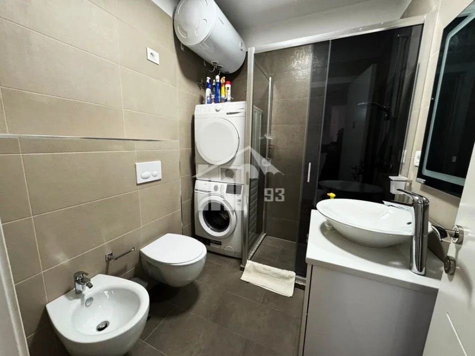 Tirane, jepet me qera apartament 2+1+Ballkon Kati 5, 120 m² 1.200 € (RRUGA “MUSTAFA MATOHITI”, MBRAPA PIRAMIDES)