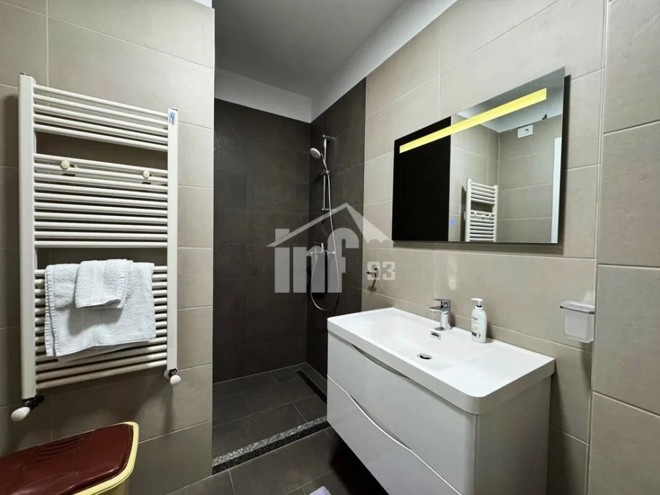 Tirane, jepet me qera apartament 2+1+Ballkon Kati 5, 120 m² 1.200 € (RRUGA “MUSTAFA MATOHITI”, MBRAPA PIRAMIDES)