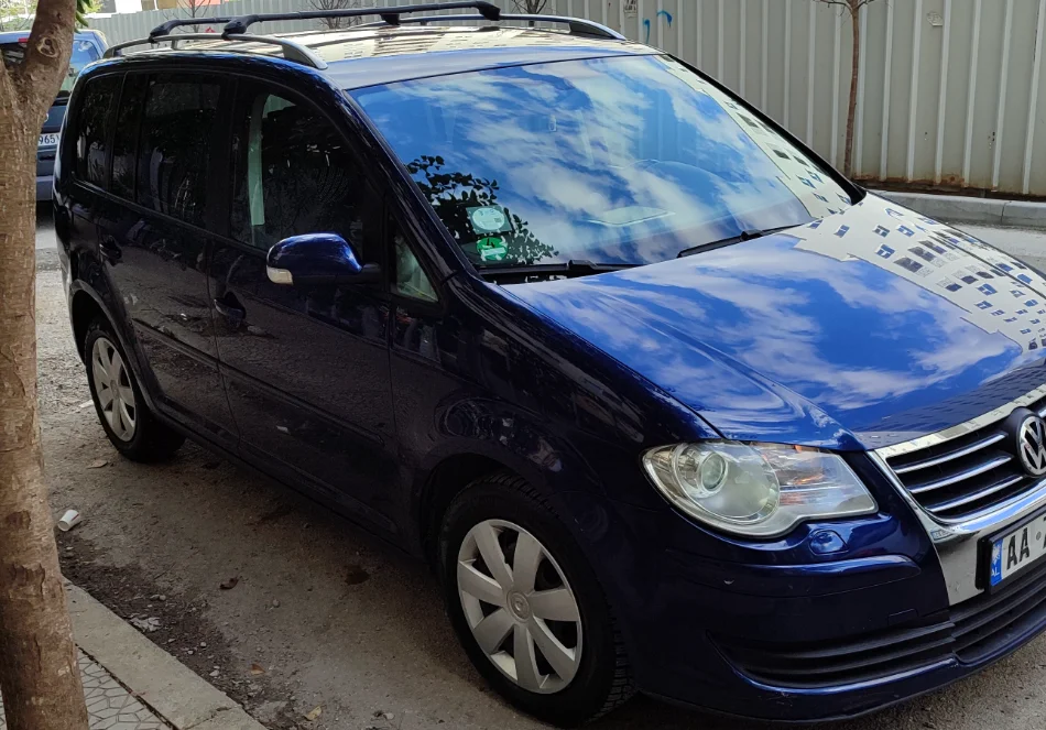 Tirane, shitet makine VW TOURAN Nafte, blu automatik Klima 194.000 km 4.200 €