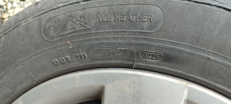 Tirane, shitet makine VW TOURAN Nafte, blu automatik Klima 194.000 km 4.200 €