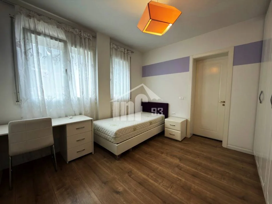 Tirane, jepet me qera apartament 3+1+Ballkon Kati 2, 154 m² 1.400 € ("LONG HILLS" RESIDENCE, 500 M NGA TEG)