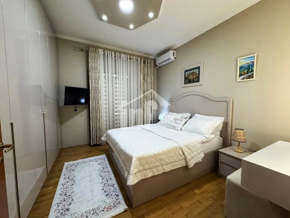 Tirane, jepet me qera apartament 2+1+Ballkon Kati 2, 150 m² 1.500 € (MBRAPA AMBASADES AMERIKANE)