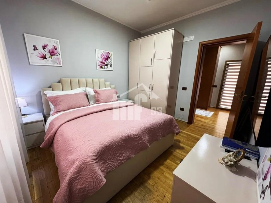 Tirane, jepet me qera apartament 2+1+Ballkon Kati 2, 150 m² 1.500 € (MBRAPA AMBASADES AMERIKANE)