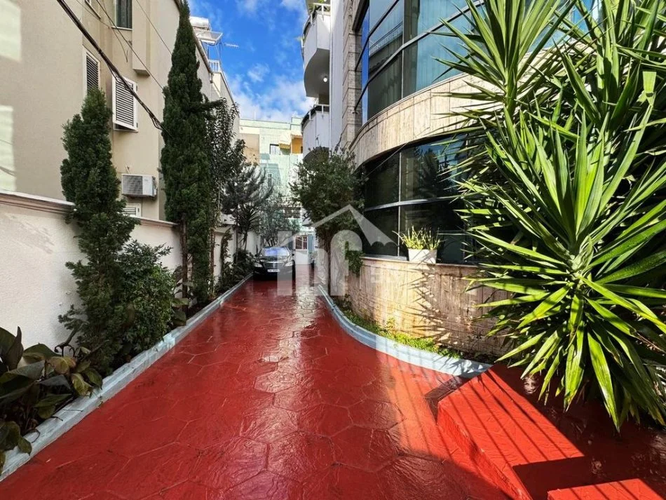 Tirane, jepet me qera apartament 2+1+Ballkon Kati 2, 150 m² 1.500 € (MBRAPA AMBASADES AMERIKANE)