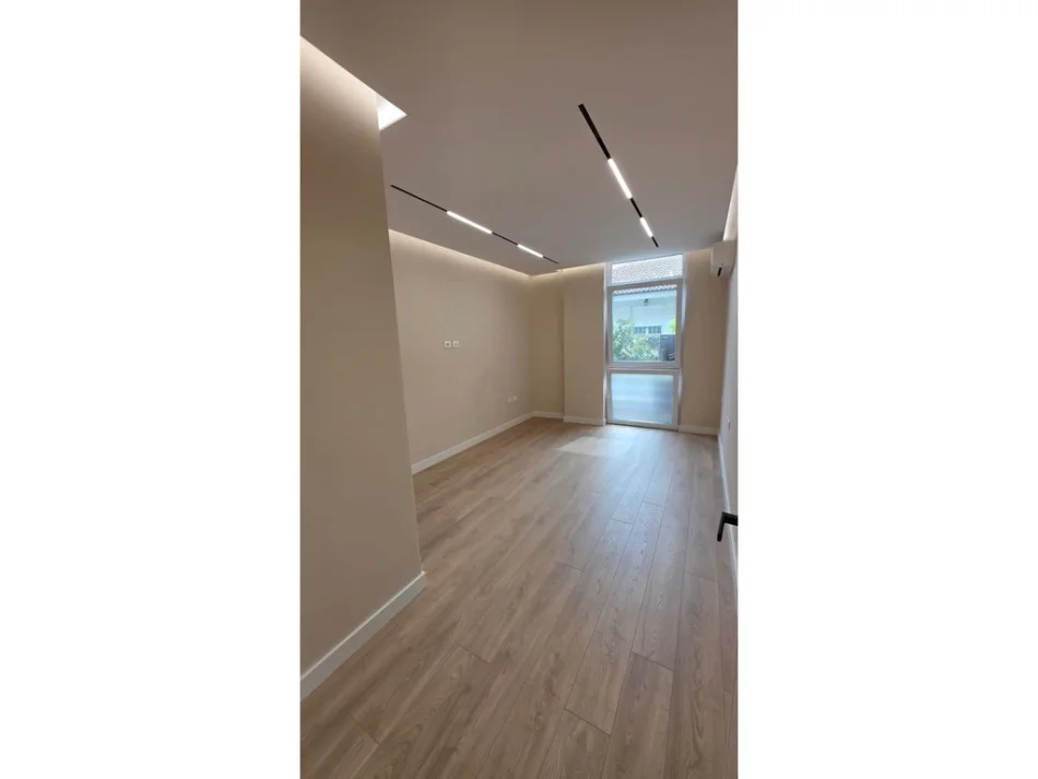Tirane, jepet me qera apartament 2+1 Kati 2, 131 m² 2.500 € (përballë Coin!)