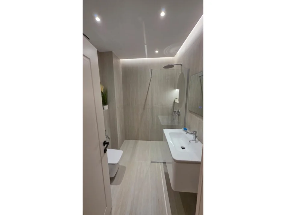Tirane, jepet me qera apartament 2+1 Kati 2, 131 m² 2.500 € (përballë Coin!)