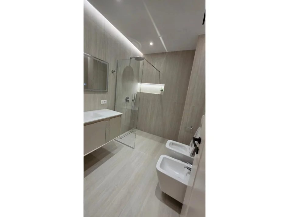 Tirane, jepet me qera apartament 2+1 Kati 2, 131 m² 2.500 € (përballë Coin!)