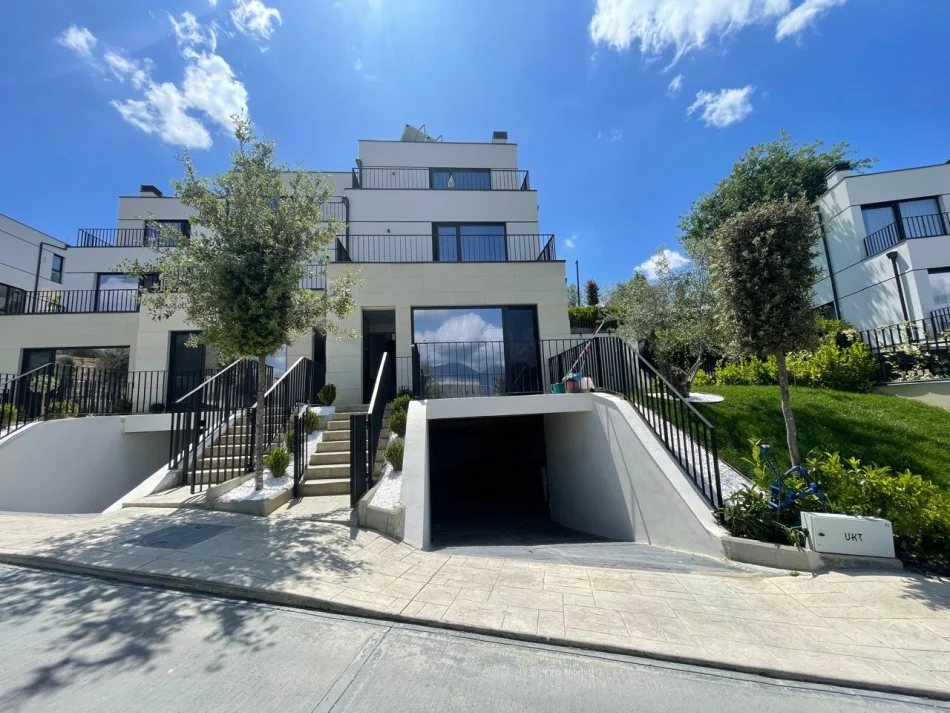 Tirane, jepet me qera Vile 3+1 , 252 m² 4.500 €