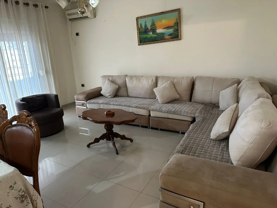 Tirane, jepet me qera apartament 2+1 Kati 5, 88 m² 500 € (Ish Globe)